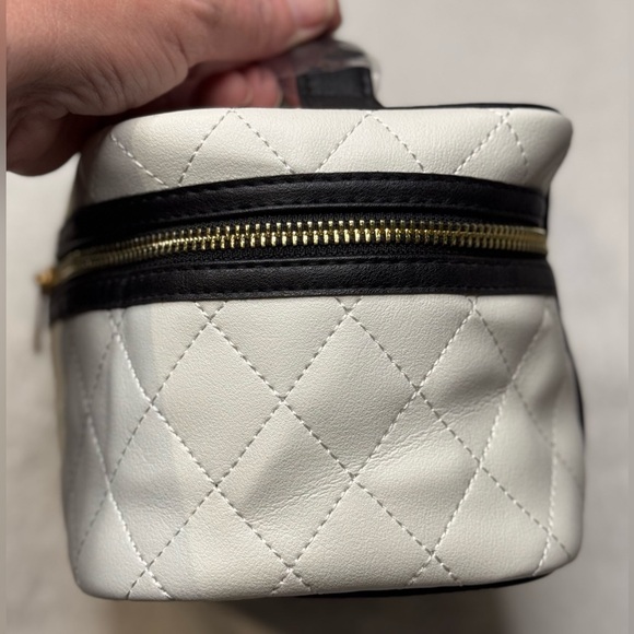 NWT Ulta Beauty Cosmetic Zip Closure Case Bag White/Black , quilted pattern - Picture 8 of 9